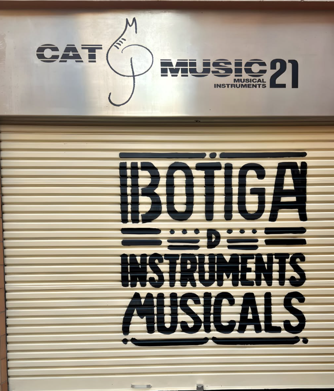 Interior de la tienda Cat Music 21 en Granollers